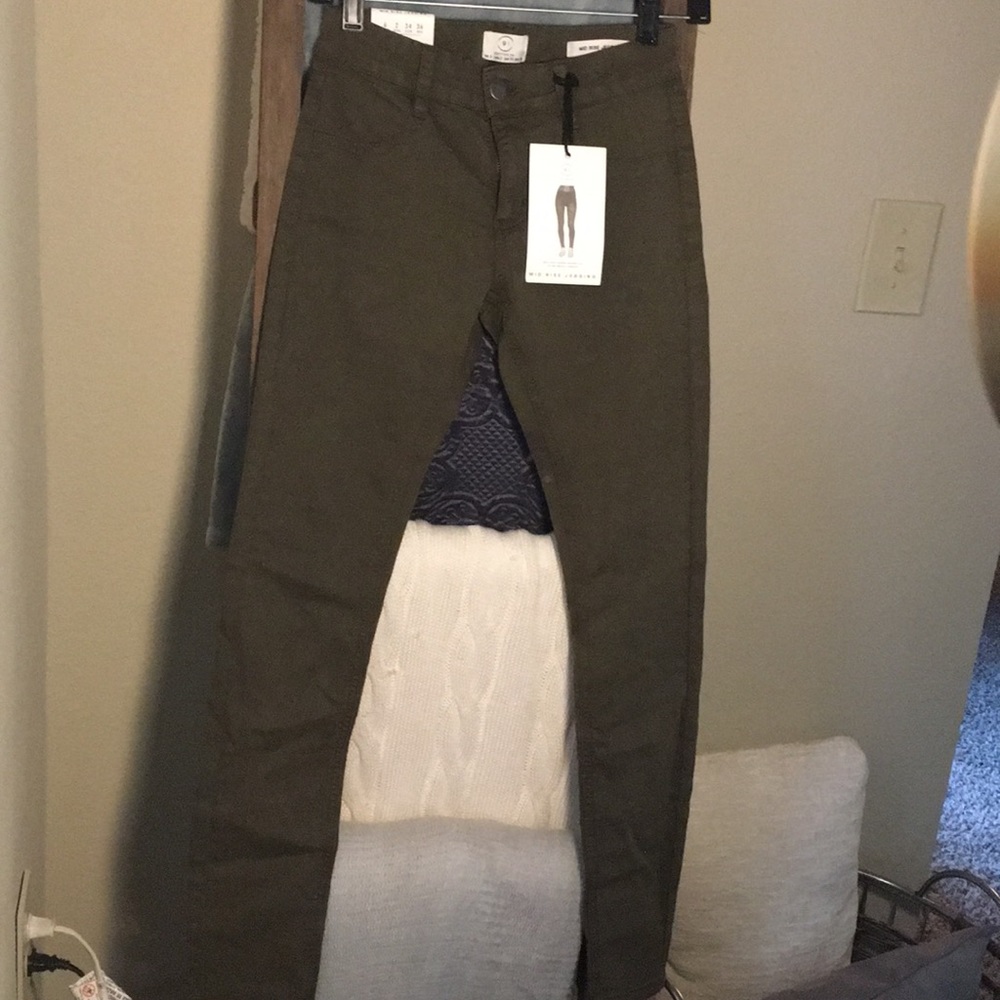 Mid rise Jeggings.